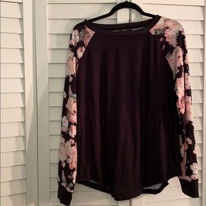 Black floral sleeve top 🌸🖤